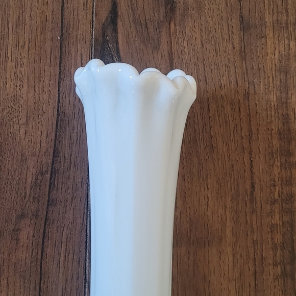 Vintage MCM Westmoreland Milk Glass Ruffle Top Swing Vase - Picture 4 of 6
